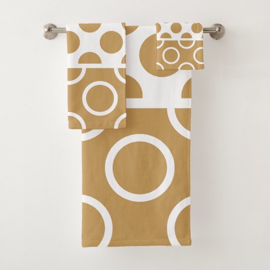 Earthy Brown & White Polka Dot Bad Handdoek (Insitu)