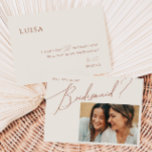 Earthy Desert Beige Photo Bridesmaid proposal Kaar Kaart<br><div class="desc">Deze aardige, woestijnbeige fotobruidsmaakkaart is perfect voor je eenvoudige, roestachtige, westerne beige en terracotta aardtinten bruiloft. Het neutrale aardeboho kleurenpalet is zuidwest met een modern retro-gevoel. Het manuscript is een delicate minimalistische handgeschreven kalligrafie die vrij elegant en romantisch is. Het product is bewerkbaar en beschikt over voldoende lege ruimte, zodat...</div>