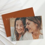 Earthy Desert Rust Faded Foto Maid of Honor Kaart<br><div class="desc">Deze aardige, verlaten roestbruine foto van een eremkaart is ideaal voor je eenvoudige, rustige, westerne beige en terracotta aardentonen bruiloft. Het neutrale aardeboho kleurenpalet is zuidwest met een modern retro-gevoel. Het manuscript is een delicate minimalistische handgeschreven kalligrafie die vrij elegant en romantisch is. Het product is bewerkbaar en beschikt over...</div>