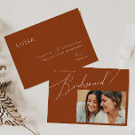 Earthy Desert Rust Photo Bridesmaid proposal Kaart<br><div class="desc">Deze aardige, woestijnroestfoto bridesmaid-voordeelkaart is perfect voor je eenvoudige, roestrijke westerne beige en terracotta aardtinten bruiloft. Het neutrale aardeboho kleurenpalet is zuidwest met een modern retro-gevoel. Het manuscript is een delicate minimalistische handgeschreven kalligrafie die vrij elegant en romantisch is. Het product is bewerkbaar en beschikt over voldoende lege ruimte, zodat...</div>