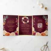 Earthy Floral Wreath QR Code Burgundy Wedding Drieluik Uitnodiging (Binnen)