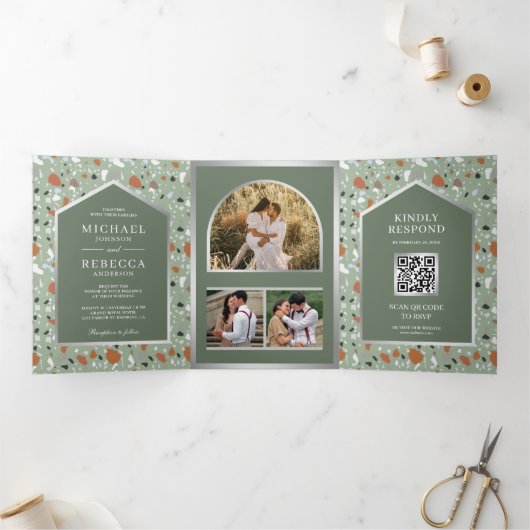 Earthy Sage Green Terrazzo Tegel QR Code Weddensch Drieluik Uitnodiging (Binnen)