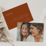 Earthy Terracotta Faded Foto Matron of Honor Kaart<br><div class="desc">Deze oortige terracotta-vette fotomatron van een eremkaart is perfect voor je eenvoudige, rustige, westerne beige en terracotta aardtinten bruiloft. Het neutrale aardeboho kleurenpalet is zuidwest met een modern retro-gevoel. Het manuscript is een delicate minimalistische handgeschreven kalligrafie die vrij elegant en romantisch is. Het product is bewerkbaar en beschikt over voldoende...</div>