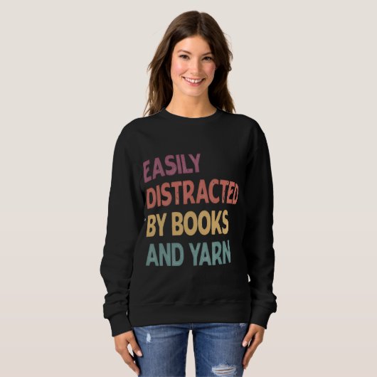 Easily Distracted By Books and Yarn Shirt – Funny  (Voorkant volledig)