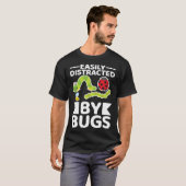 Easily Distracted By Bugs Entomology Insect Huntin T-shirt (Voorkant volledig)
