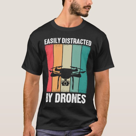 Easily Distracted by Drones Drone Pilot Enthusias T-shirt (Voorkant)