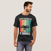 Easily Distracted by Drones Drone Pilot Enthusias T-shirt (Voorkant volledig)