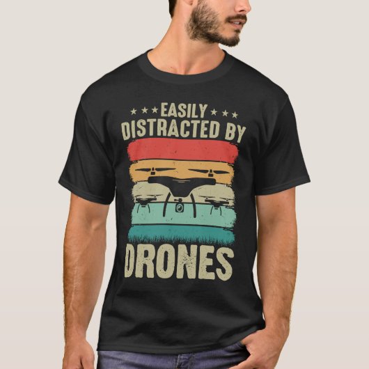 Easily Distracted by Drones Drone Pilot Enthusias T-shirt (Voorkant)