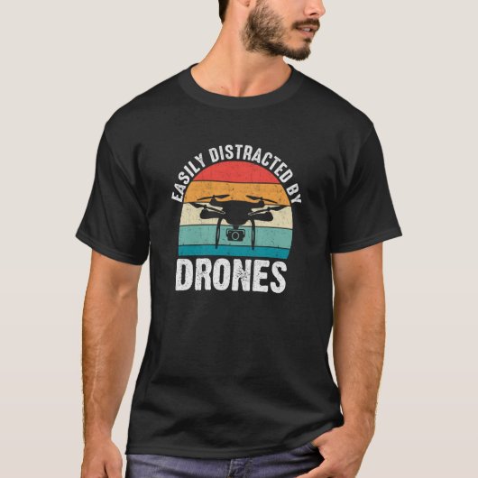 Easily Distracted by Drones Drone Pilot Enthusiast T-shirt (Voorkant)