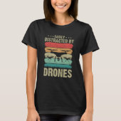 Easily Distracted by Drones Drone Pilot Enthusiast T-shirt (Voorkant)