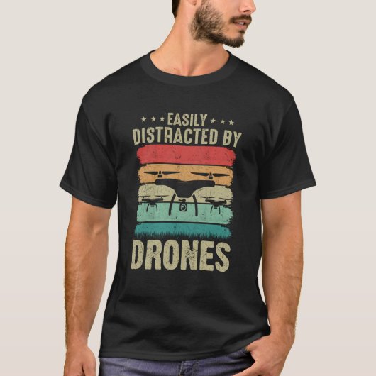 Easily Distracted by Drones Drone Pilot Enthusiast T-shirt (Voorkant)