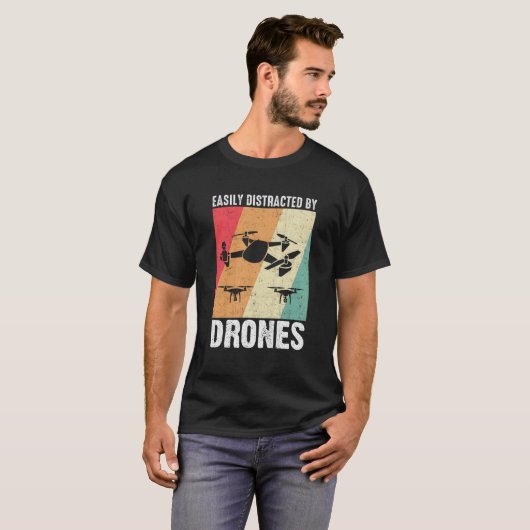 Easily Distracted by Drones Drone Pilot Enthusiast T-shirt (Voorkant volledig)