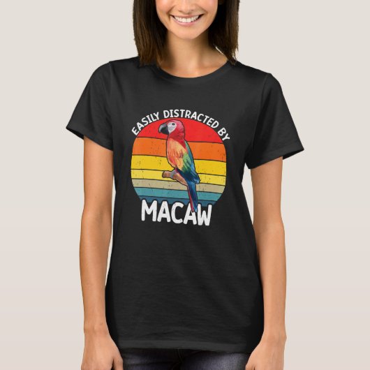 Easily Distracted By Scarlet Macaw Colourful Parro T-shirt (Voorkant)