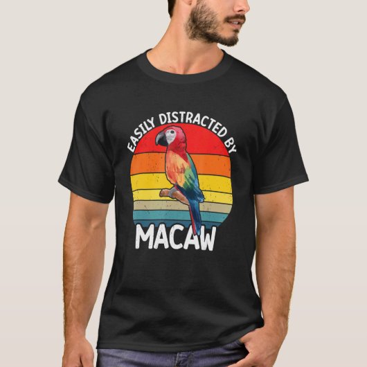 Easily Distracted By Scarlet Macaw Colourful Parro T-shirt (Voorkant)