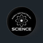 Easily Distracted By Science Ronde Button 5,7 Cm<br><div class="desc">Gemakkelijk verstoord door wetenschap. Deze grappige prijsvraag is een geweldig wetenschapsmusje voor een leraar wetenschap, scheikunde of bioloog. Ideaal voor een wetenschapper, natuurkundige, bioloog of ingenieur. Ben je een wetenschapsgeek of nerd? Geloof je in de wetenschappelijke methode? Hou je van astronomie, chemie, techniek, biologie of natuurkunde? Heb je een sassy...</div>