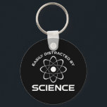 Easily Distracted By Science Sleutelhanger<br><div class="desc">Gemakkelijk verstoord door wetenschap. Deze grappige prijsvraag is een geweldig wetenschapsmusje voor een leraar wetenschap, scheikunde of bioloog. Ideaal voor een wetenschapper, natuurkundige, bioloog of ingenieur. Ben je een wetenschapsgeek of nerd? Geloof je in de wetenschappelijke methode? Hou je van astronomie, chemie, techniek, biologie of natuurkunde? Heb je een sassy...</div>