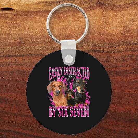 Easily Distracted By Six Seven 67 Meme Dachshund W Sleutelhanger (Voorkant)