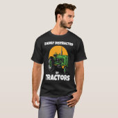 Easily Distracted By Tractors Funny Farmer Quote T-shirt (Voorkant volledig)