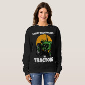 Easily Distracted By Tractors Funny Farmer Quote Trui (Voorkant volledig)