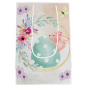 Easter egg with bunny on top in floral ring medium cadeauzakje (Achterkant)