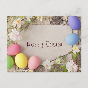Easter Eggs and Note on Wooden Background Feestdagenkaart