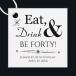 Eat Drink en be 40  Retro 40th Birthday Bedankjes Labels<br><div class="desc">Het wordt een hapje van een 40e verjaardagsfeestje,  dus vergroot je je gunsten met deze funky retro Eat,  Drink & Be 40! hang labels. Overeenkomende partijbenodigdheden beschikbaar.</div>