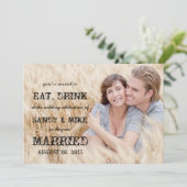 Eat Drink Gehuwd Rustic Land Weddenschap Kaart (Staand voorkant)