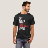 Eat-slaapautomonteur, monteur met herhaalde mannen t-shirt (Voorkant volledig)