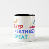 EAT SLEEP ANESTHESIA REPEAT - ANESTHESIE Two-Tone Tweekleurige Koffiemok (Center)