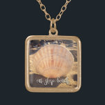 Eat Sleep Beach Quote Script Modern Seashell Foto Goud Vergulden Ketting<br><div class="desc">"Eet, slaap, strand." Het is een manier van leven. Door het late middaglicht lijkt deze schelp op een strand in Zuid-Californië stralend. Ontspan en reis terug naar uw vakantie stranddagen wanneer u dit prachtige, mooie foto charme ketting draag. Dit vierkante ketting is verkrijgbaar in kleine, middelgrote en grote maten. U...</div>