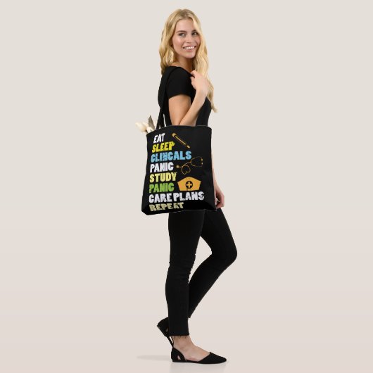 Eat Sleep Clinicals Panic Study Herhaal verpleegku Tote Bag (Op model)