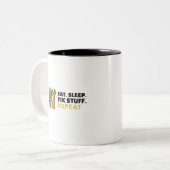 Eat Sleep Fix Stuff Herhalen Tweekleurige Koffiemok (Voorkant links)