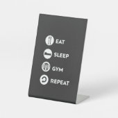 EAT SLEEP GYM REPEAT RECLAMEBORD MET VOETSTUK (Voorkant)