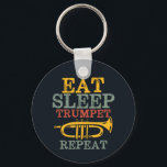 Eat Sleep Trumpet Herhaal Funny Marching Band Sleutelhanger<br><div class="desc">Grappig ontwerp van de trompetspeler voor degenen die muziekinstrumenten spelen in een muziekband,  orkest of muzikaal optreden. Koel  retro Jazz muziekliefhebbers voor muzikant en marchingbandlid. Ideaal voor muzieleraar,  orkestfan en iedereen die graag trompet speelt. Geweldig kerstcadeau en verjaardagscadeau voor familie en vrienden.</div>