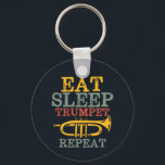 Eat Sleep Trumpet Herhaal Funny Marching Band Sleutelhanger<br><div class="desc">Grappig ontwerp van de trompetspeler voor degenen die muziekinstrumenten spelen in een muziekband,  orkest of muzikaal optreden. Koel  retro Jazz muziekliefhebbers voor muzikant en marchingbandlid. Ideaal voor muzieleraar,  orkestfan en iedereen die graag trompet speelt. Geweldig kerstcadeau en verjaardagscadeau voor familie en vrienden.</div>