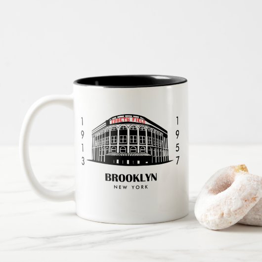 "Ebbets Field"-mok Tweekleurige Koffiemok (Met donut)