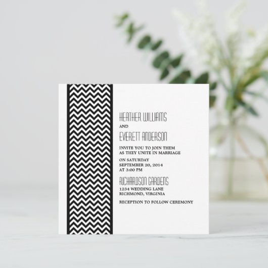 Ebony Chevron Border Wedding Invite Kaart (Staand voorkant)