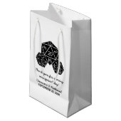 Ebony D20 Dice Wedding Gift Bag Klein Cadeauzakje (Voorkant Gekanteld)