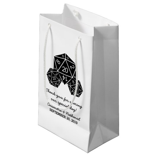 Ebony D20 Dice Wedding Gift Bag Klein Cadeauzakje (Voorkant Gekanteld)