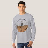 Echoes of Silence: een skelet dat er doorheen loop T-shirt (Voorkant volledig)