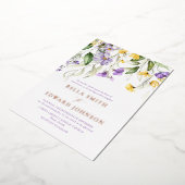 Echt Goud en Paarse Bloemen Monogram Bruiloft Folie Uitnodiging (Gedraaid)