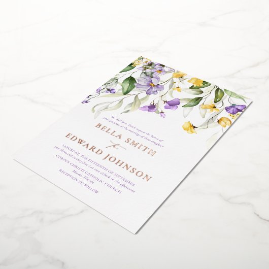 Echt Goud en Paarse Bloemen Monogram Bruiloft Folie Uitnodiging (Gedraaid)