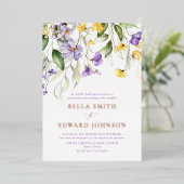 Echt Goud en Paarse Bloemen Monogram Bruiloft Folie Uitnodiging (Staand Voorkant)