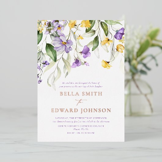 Echt Goud en Paarse Bloemen Monogram Bruiloft Folie Uitnodiging (Staand Voorkant)