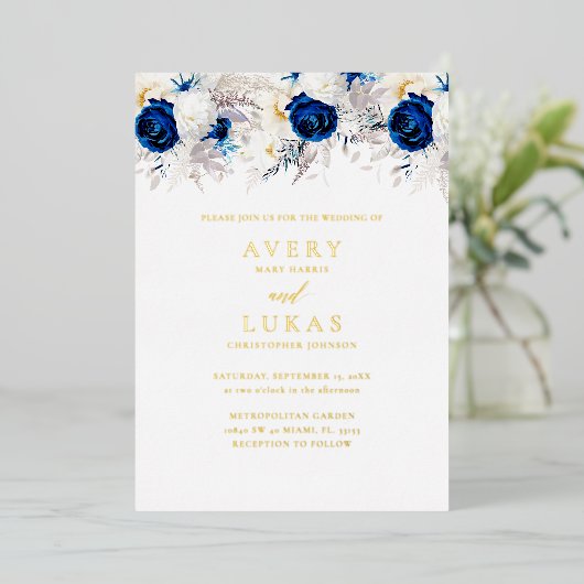 Echt Goud Modern Royal Blue Bloemen Bruiloft Folie Uitnodiging (Staand Voorkant)