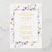 Echt Goud Paarse Bloemen Elegante Monogram Bruilof Folie Uitnodiging (Voorkant)