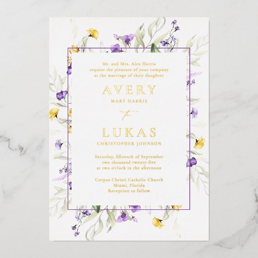 Echt Goud Paarse Bloemen Elegante Monogram Bruilof Folie Uitnodiging (Voorkant)