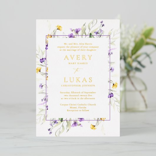 Echt Goud Paarse Bloemen Elegante Monogram Bruilof Folie Uitnodiging (Staand Voorkant)