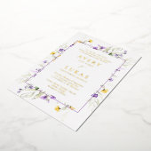 Echt Goud Paarse Bloemen Elegante Monogram Bruilof Folie Uitnodiging (Gedraaid)