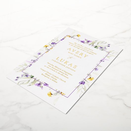 Echt Goud Paarse Bloemen Elegante Monogram Bruilof Folie Uitnodiging (Gedraaid)